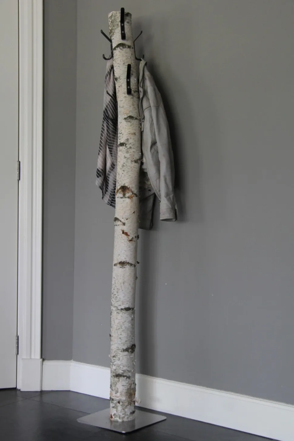 Birkenstamm-Garderobenständer Rafa | Metallhaken | mit Fuß | 165 cm