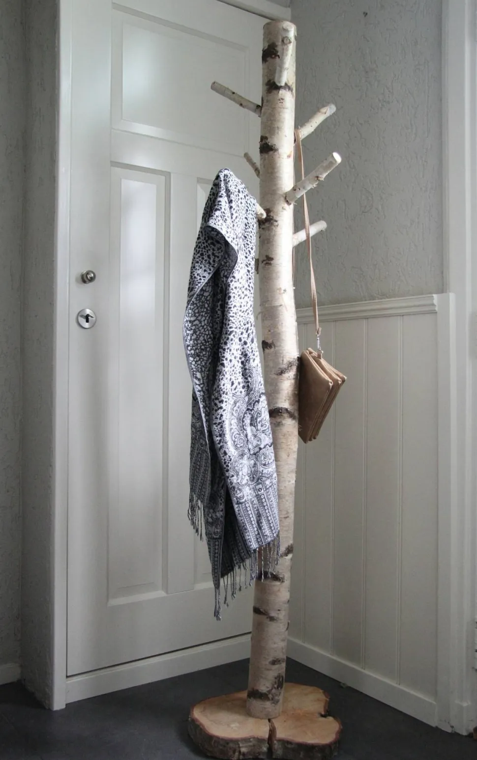 Birkenstamm-Garderobenständer Javi | Holzhaken | mit Fuß | 165 cm