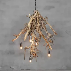 Hängeleuchte mit entrindeten Birnenzweigen