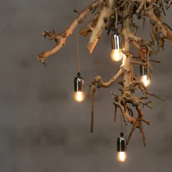 Hängeleuchte mit entrindeten Birnenzweigen