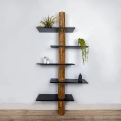 Stellen Sie Ihr Baumstamm-Wandregal Einar selbst zusammen | 250 cm