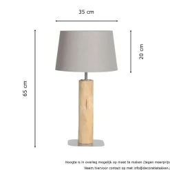 Tischleuchte aus entrindetem Baumstamm mit schwarzem Lampenschirm