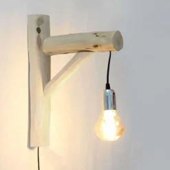 Wandleuchte aus entrindeten und halbierten Aststücken